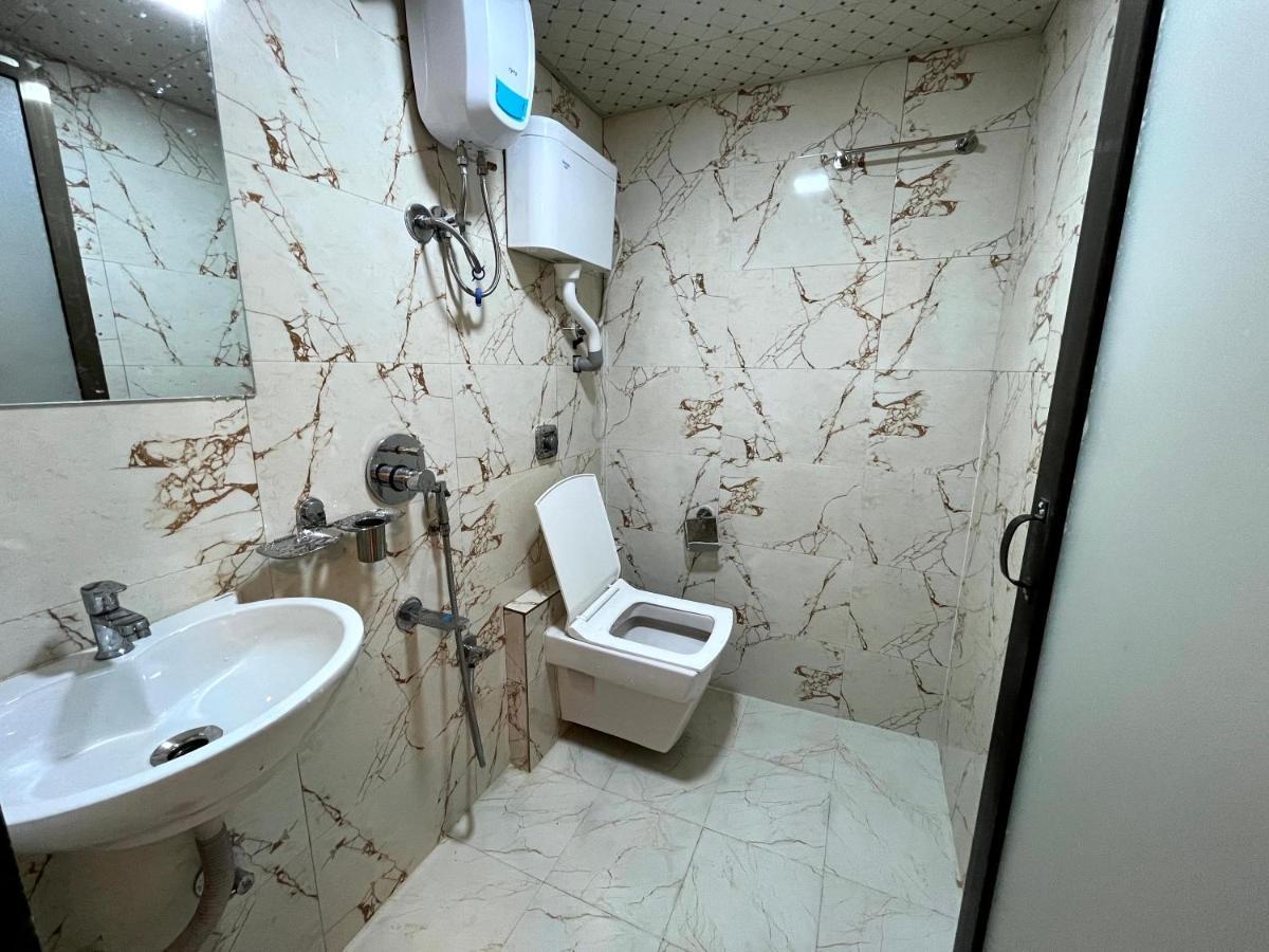 Hotel Delmond Prime- Near Nesco 뭄바이 외부 사진